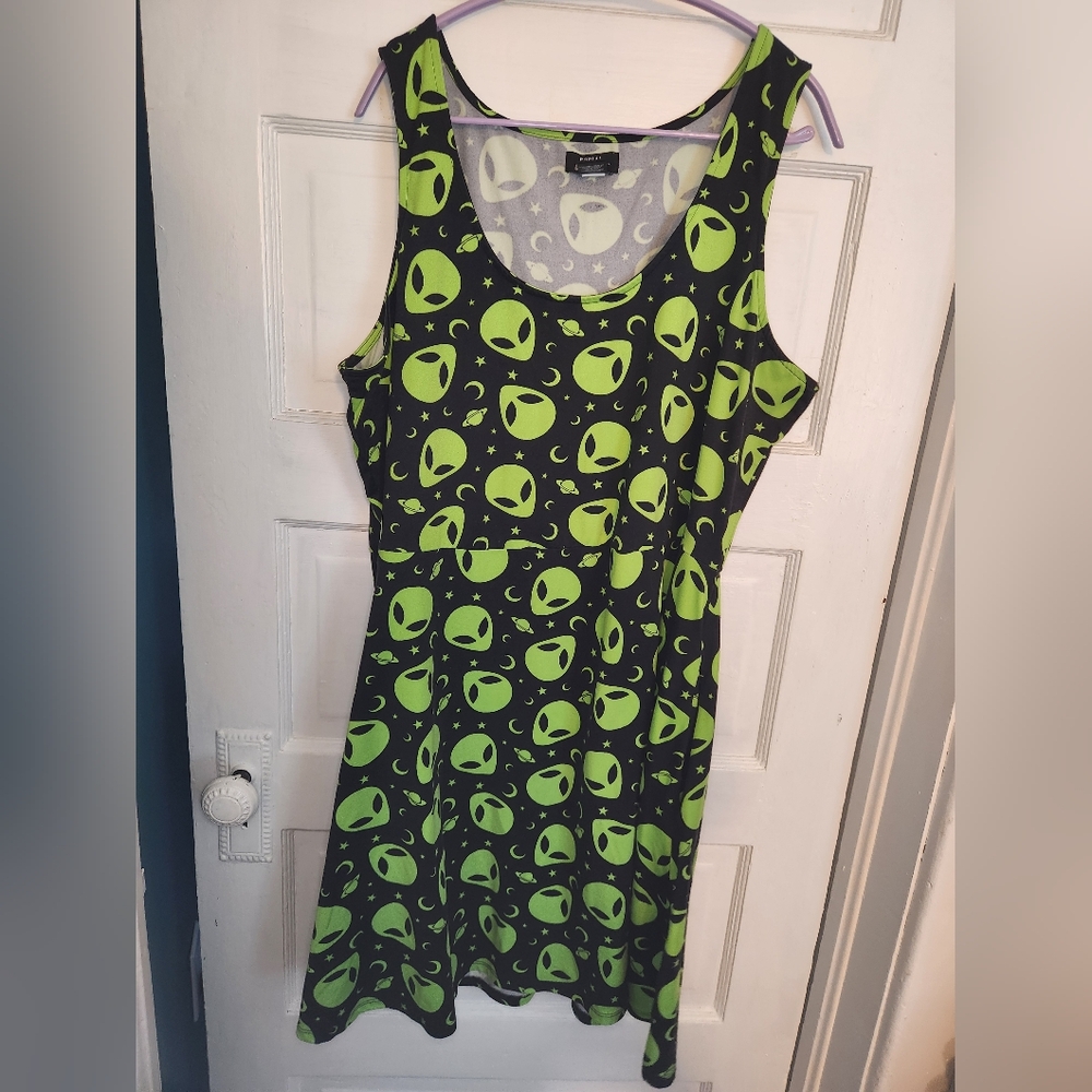 Social collision hot topic alien skater dress